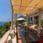 Adrian Βίλα Ντουμπρόβνικ