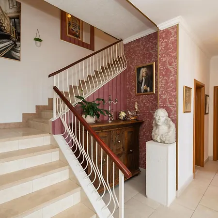 Adrian Βίλα Ντουμπρόβνικ